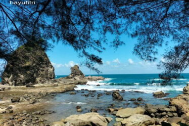 Pantai Watu Lumbung, Pesona Batu Karang yang Bikin Enggan Pulang