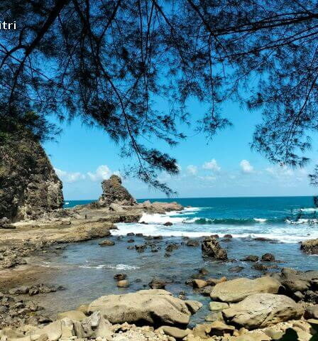 Pantai Watu Lumbung, Pesona Batu Karang yang Bikin Enggan Pulang