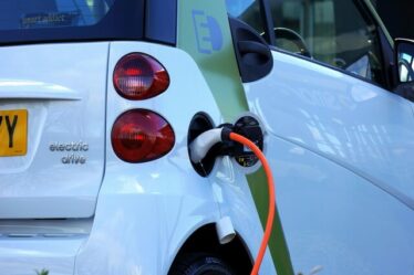 Kelebihan dan Kekurangan Charger Mobil Listrik di Rumah