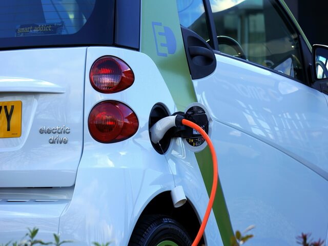 Kelebihan dan Kekurangan Charger Mobil Listrik di Rumah