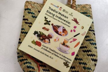 Menjaga Rasa Lewat Aksara Kisah di Balik Buku Tradisi Makan Siang Indonesia